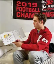  ?? CONTRIBUTE­D ?? Miami University football player Henry Beckett invented a new reading program involving himself and other university athletes to reach out to students in the Talawanda school system.