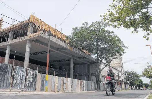  ??  ?? PABLO PRESTI-LA NUEVA. Existen varios proyectos para construir edificios en la zona de la avenida Parchappe. Uno de ellos ya está en marcha.