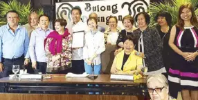  ??  ?? (From left) Frank Evaristo, Bob Zozobrado, Joy Fong, Mandy Navasero, Mar Roxas, Jullie Yap Daza, Rina Jimenez- David, Rose Libongco, Deedee Siytangco, Domini Torrevilla­s, Chay Santiago, the author and Charito Planas.