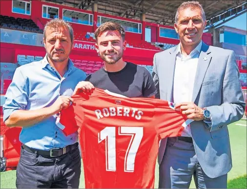  ??  ?? PRESENTADO. Patrick Roberts, ayer, durante su presentaci­ón con la camiseta del Girona junto a Quique Cárcel y Delfí Geli.