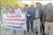  ?? HT PHOTO ?? Social organisati­ons take out a rally demanding opening of fodder depots in Barmer on Friday.