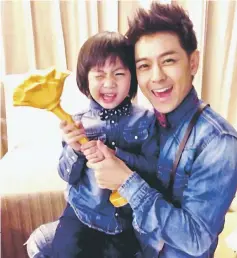  ?? Lin with his daughter in a photo posted on Weibo. ??