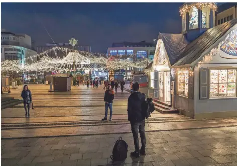  ?? FOTO: JOCHEN TACK/IMAGO IMAGES ?? Der Weihnachts­markt auf dem Kennedypla­tz in Essen war im November teils schon aufgebaut, wurde dann aber vorläufig abgesagt.