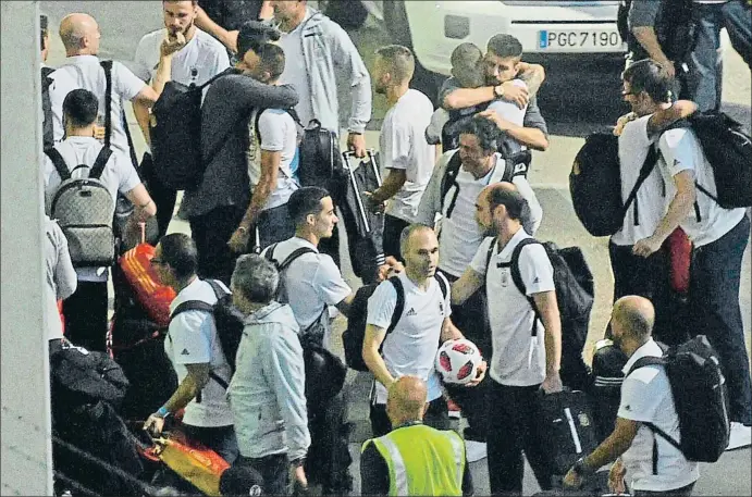  ?? FERNANDO VILLAR / EFE ?? Los jugadores de la selección llegaron anoche al aeropuerto de Barajas provenient­es de Krasnodar tras caer eliminados el domingo ante Rusia