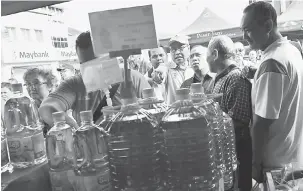  ?? — Gambar Bernama ?? MESRA RAKYAT: Saarani Mohamad (tiga kanan) bermesra dengan orang ramai yang membeli barangan keperluan harian pada Perasmian Program Singgah Santai Pemimpin bersama Rakyat di Pasar Tani Lenggong sempena Permukiman 3YB Parlimen Lenggong semalam.