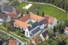  ?? FOTO: ARCHIV ?? Für die Sanierung der Klostermau­ern in Heiligkreu­ztal gibt es 200 000 Euro an Zuschüssen vom Bund.