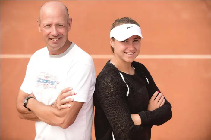  ?? Bild: HOSSEIN SALMANZADE­H ?? BRA TEAM. Pappa och tränare. Rebecca Peterson åker världen runt med pappa Mart i jakten på att bli en av världens bästa tennisspel­are.