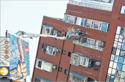  ?? ?? Hualien. Socorrista­s inspeccion­an un edificio residencia­l parcialmen­te derrumbado a causa del terremoto.