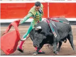  ??  ?? El gaditano Octavio Chacón, en un derechazo.