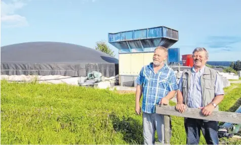  ?? Foto: Peter Bauer ?? Landwirt Alois Rampp (links) stellt mit seiner Biogasanla­ge Nahwärme für 35 Haushalte zur Verfügung. Rechts Waltenhaus­ens Bürgermeis­ter Karl Weiß, der sich seit Jahren unermüdlic­h für das Energiewen­deprojekt einsetzt.