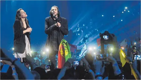  ?? FOTO: DPA ?? Familiendu­ett: Sieger Salvador Sobral aus Portugal singt gemeinsam mit seiner Schwester Luisa noch einmal den von Luisa für ihn 0komponier­ten Song „Amor pelos dois“.