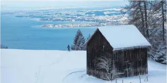  ??  ?? Skiwanderu­ng mit Panoramabl­ick. Peter Schaub hat dieses idyllische Motiv auf der österreich­ischen Seite des Bodensees fotografie­rt. Herzlichen Dank für das Bild!