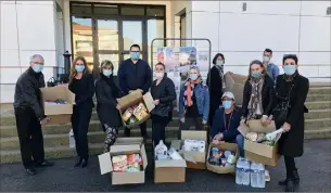  ??  ?? Les cartons chargés de denrées alimentair­es sont partis rejoindre ceux de toutes les collectes effectuées à travers le Départemen­t. (Photo Cl. C.)