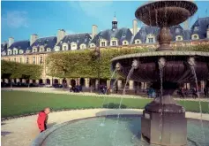  ?? (Amélie Dupont ATOUT FRANCE/France Tourism Developmen­t Agency) ?? THE FOUNTAINS in the Place des Vosges.