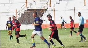  ??  ?? SE JUEGA en los campos de la Unidad Deportiva Óscar de la Rosa