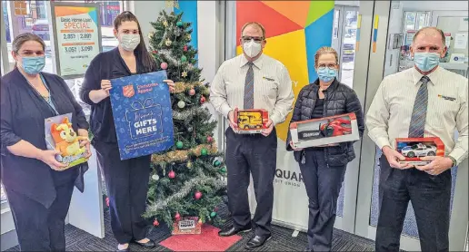  ?? PHOTO: DUBBO PHOTO NEWS/ KEN SMITH ?? The Macquarie Credit Union's Allison Gibson, Stephanie Semmler, David Woolacott, Nancye Freeth and Greg Heath are ready to accept Christmas gifts for the city's most vulnerable residents.