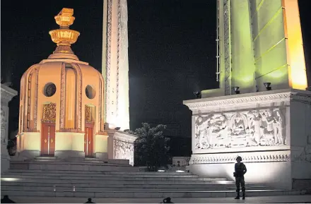  ?? PATIPAT JANTHONG ?? Security personnel guard the Democracy Monument.