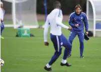  ??  ?? Antonio Conte issues instructio­ns at training to his Chelsea players