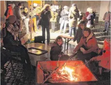  ?? FOTO: WEBER ?? Für Idylle sorgte auch das Stockbrotb­acken am Freitag auf dem Postplatz. Am Samstag konnten an derselben Stelle mit einem historisch­en Kinderkaru­ssell ein paar Runden gedreht werden.