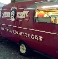  ??  ?? Il mezzo Il camioncino ispezionat­o dal Nas di Treviso al festival in corso a Mogliano. Ma il titolare si difende