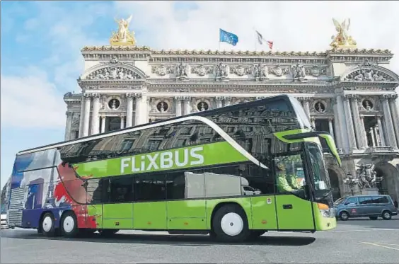  ?? THOMAS SAMSON / AFP ?? Líder en transporte. Un autobús de la alemana Flixbus, que ha entrado en Francia subcontrat­ando redes regionales, ante el Palais Garnier