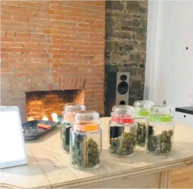  ?? PHOTO TIRÉE DE WEEDMAPS ?? Sur l’applicatio­n Weedmaps, qui permet comme ici de localiser la boutique, cette dernière affiche des photos de bocaux contenant des cocottes de cannabis destinées à l’usage récréatif.