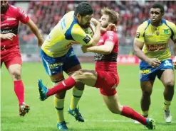  ??  ?? FRANCE: Clermontís number 8 Fritz Lee (second left) runs to score a try despite RC Toulon’s winger Drew Mitchell (center) during the French Top 14 rugby union match. — AFP