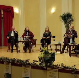  ??  ?? La serata Moderati da Enrico Franco, Michele Nicoletti, Vanessa Cattoi, Donatella Conzatti, Tiziano Mellarini e Cinzia Boniatti si sono alternati avanzando le diverse proposte (Nardelli-Rensi)