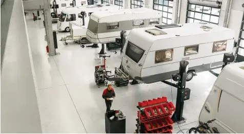  ?? Foto: Alko Fahrzeugte­chnik ?? Werkstatt Service bei Alko in Kleinkötz (Kreis Günzburg): Die Fahrzeugte­chnik gehört inzwischen zu einem US Konzern.
