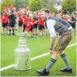  ?? FOTO: DPA ?? Philipp Grubauer präsentier­t den großen Stanley Cup im kleinen Rosenheim.