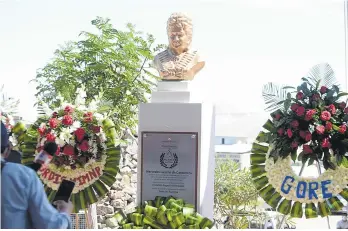  ??  ?? | Busto conmemorat­ivo de Mercedes Cabello de Carbonera. |