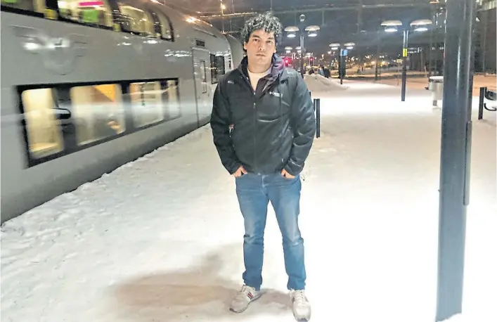  ??  ?? Un trotamundo­s. Para analizar posiciones y partidas cuando quiera, Sandro Mareco no saca la computador­a de la mochila. Y así se internó a estudiar ajedrez en la nevada Suecia.