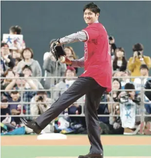  ?? AP ?? Shohei Ohtani está llamado a ser una sensación en la próxima estación del béisbol de las Grandes Ligas. 1.158 aquel otoño. Llegó al 2017 como el prospecto número 3 de MLBPipelin­e.com sólo necesitó de 32 juegos en Doble-A Trenton para ganarse un ascenso...