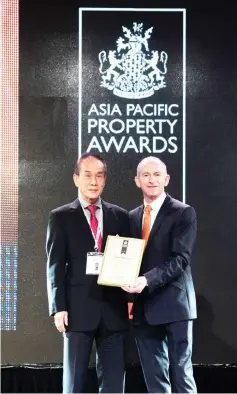  ??  ?? Arkitek KDI managing director Dato Sri John Lau Kah Sieng (left) receives the award from Internatio­nal Property Awards president Stuart Shield in Bangkok recently.