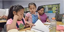  ??  ?? MaDre e hijas en clase de la lengua inglesa