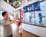  ?? ZHANG JINGANG / FOR CHINA DAILY ?? A man places an order using his mobile phone at the first “no-waiter” restaurant in Qingdao, East China’s Shandong province, on June 3.