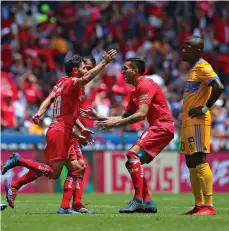  ?? /IMAGO7 ?? Ángel Reyna celebra el gol con sus compañeros, mientras Enner Valencia (der.) se lamenta.