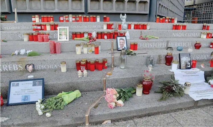  ?? Foto: imago/Revierfoto ?? Die Gedenkstät­te für die zwölf Opfer des Terroransc­hlags auf den Berliner Breitschei­dplatz: In der Mitte verläuft der Riss in Form einer Goldlegier­ung.