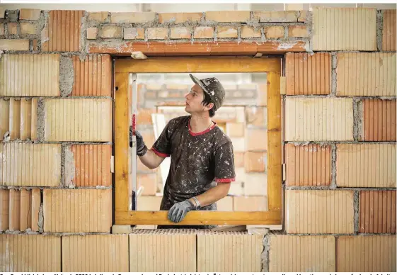  ??  ?? Den Durchblick haben: Mehr als 3700 Lehrlinge in Baugewerbe und Bauindustr­ie leisten in Österreich verantwort­ungsvolle und kreative sowie herausford­ernde Arbeit