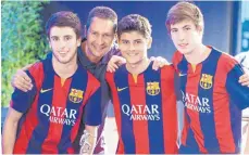  ?? FOTO: GÜNTER KRAM ?? Klaus Segelbache­r mit den Siegern von 2014 vom FC Barcelona. Auch am Wochenende sind die Katalanen wieder dabei.
