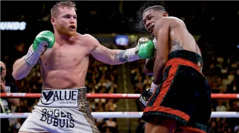  ?? FE ?? Saúl “Canelo” Álvarez, izquierda, es probableme­nte el boxeador más taquillero de la actualidad.