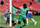  ?? FOTO: JORGE GUERRERO / AFP / LEHTIKUVA ?? Försvarare­n Ferland Mendy sköt 1–0 för Real Madrid mot Granada.