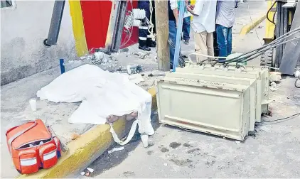  ??  ?? En Ecatepec, un poste con un transforma­dor cayó encima de una mujer.