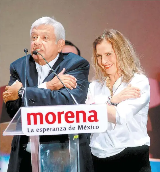  ?? OMAR MENESES ?? López Obrador acudió a la plancha del Zócalo, junto con su esposa e hijos, para celebrar la victoria y hablar ante sus huestes.