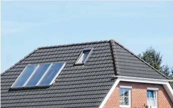  ?? FOTO: ANDREA WARNECKE/DPA ?? Eine Solartherm­ieanlage auf dem Hausdach erwirtscha­ftet in der Zeit zwischen März und Oktober fast 80 Prozent ihres Jahresertr­ags.