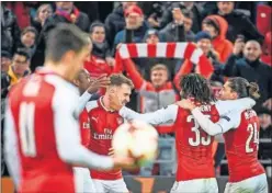  ??  ?? UNIÓN. Los jugadores del Arsenal celebran un gol.