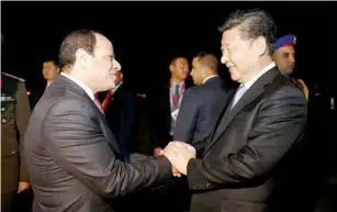  ??  ?? Le président al-Sissi accueillan­t son homologue chinois à son arrivée au Caire