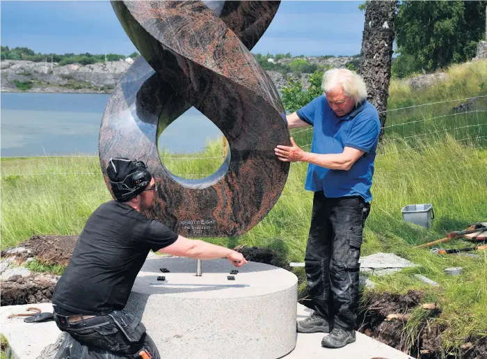  ?? Bild: Sara Kirudd ?? Pål Svensson och David Knutsson ser till att ”Infinity Eight” hamnar i sin rätta position. Skulpturen är i halländsk gnejs och är 2,2 meter och väger 3 ton.