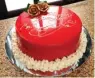  ?? LAVETTA BAKERY FOR JAWA POS ?? MENGILAP:
Kue ulang tahun mirror cake yang bening buatan Leonard Alamveta. Lapisan luarnya seperti mengandung kaca karena menggunaka­n glaze.