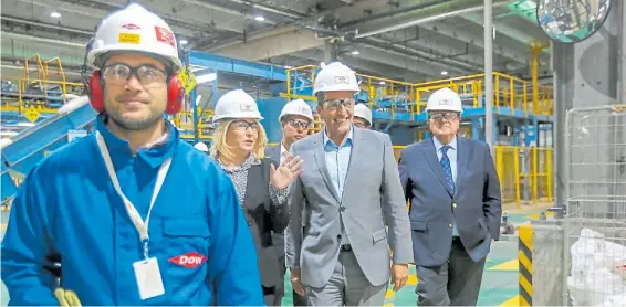  ??  ?? De campaña. Massa recorre el jueves la planta de Dow Chemical, en Bahía Blanca, junto a la gobernador­a Bertone y al diputado De Mendiguren.